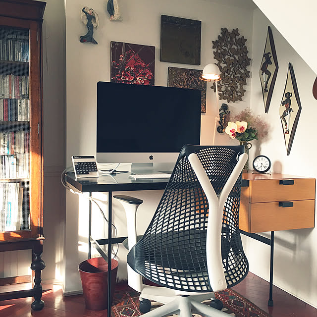 ippei9の-Herman Miller ハーマンミラー SAYL Chair セイルチェア サスペンションミドルバック/フルアジャスタブルアーム/ベース：フォグ/フレーム：ホワイト/サスペンション：スレートグレー/アームパッド：スレートグレー/座面カラー：グラナイト ファブリック・コスモス / 椅子の家具・インテリア写真