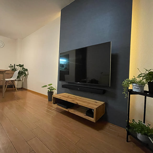 akoのヴァストマート-テレビ壁掛け金具 32-70インチ対応 液晶テレビ用 壁掛けテレビ ダブルアームタイプ 耐荷重50kg 最大VESA600x400mm 伸縮 角度調節の家具・インテリア写真