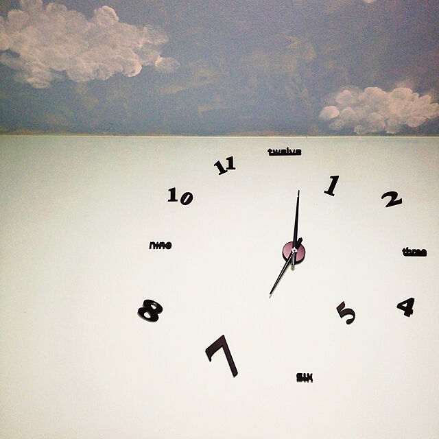 tokotokoのhotzzzjp-掛け時計 手作り DIY 壁時計 インテリア 室内 ウォールクロック ウォールステッカー ローマ数字と英語 時計を壁面に自由に設置できる シンプル 部屋装飾 簡単なおしゃれ時計 クロック (ブルー)の家具・インテリア写真