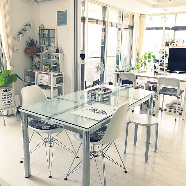 moeの東馬-お手入れ簡単ガラスデザインダイニングテーブル Nフレスコ150の家具・インテリア写真
