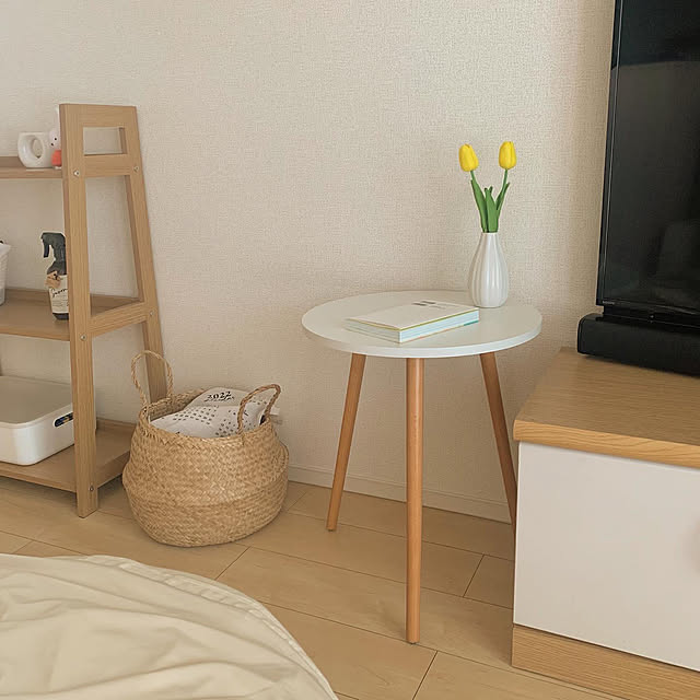 写真付きレビュー 丸テーブル 白 サイドテーブル おしゃれ 直径42cm 木製 カフェテーブル 丸 白 ダイニングテーブル 一人暮らし コーヒーテーブル テレワーク リビングテーブル コンパクト 在宅勤務 北欧 3本脚 低め ナチュラルの通販商品 口コミ情報 Roomclipショッピング
