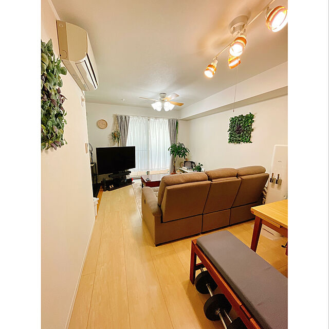 machaのニトリ-3人用電動布張りテーブル付きリクライニングソファ(Nビリーバ 布MO) の家具・インテリア写真