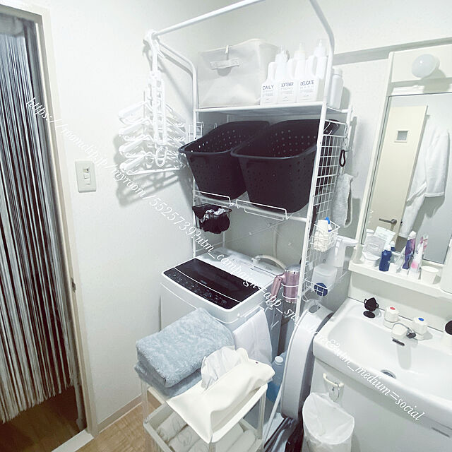 locaの山崎実業-伸縮洗濯機排水口上ラック タワーの家具・インテリア写真