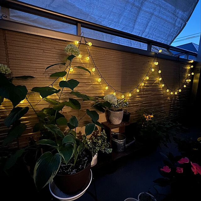 masumiの-LED ソーラー イルミネーション LED50球 長さ5m 全2色 バブルボール 屋外用 防水 大容量バッテリー ソーラー充電式 ストリング ライト おしゃれ クリスマスの家具・インテリア写真
