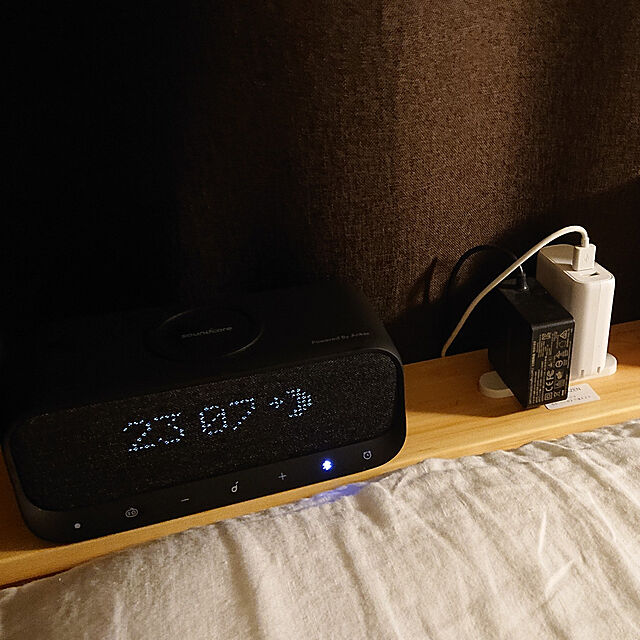 miyabomberのAnker-Anker Soundcore Wakey Qi 対応 Bluetooth スピーカー ワイヤレス充電器 ラジオ 目覚まし時計 10W出力 iPhone & Android対応 デュアルドライバー ステレオサウンド (ホワイト)の家具・インテリア写真