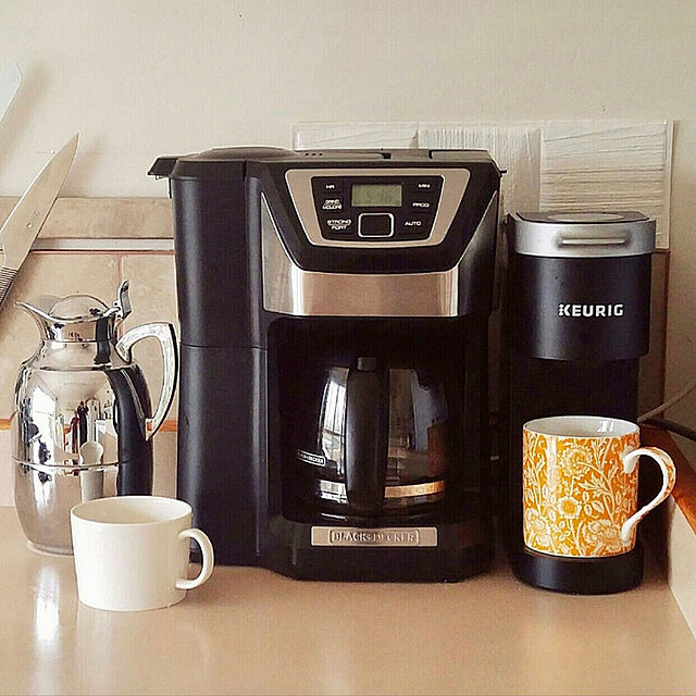 airaの-Keurig K-Mini Plus Single Serve K-Cup Pod Coffee Maker, with 6 to 12oz Brew Size, Stores up to 9 K-Cup Pods, Travel Mug Friendly, Matte Black 141［並行輸入］の家具・インテリア写真