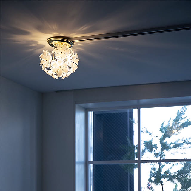 写真付きレビュー シーリングライト 1灯 ブルームプチシーリングライト Bloom Petitceilinglight キシマ Kishima 照明器具 シャンデリア 天井照明 花柄 プルメリア 玄関 内玄関 階段 トイレ おしゃれ 一人暮らしかわいい アンティーク 居間用 ライト 電気 リビング用