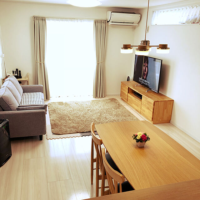 mi-koのニトリ-ホコリがとれやすいラグ(クリーンアップ BE 185X185) の家具・インテリア写真