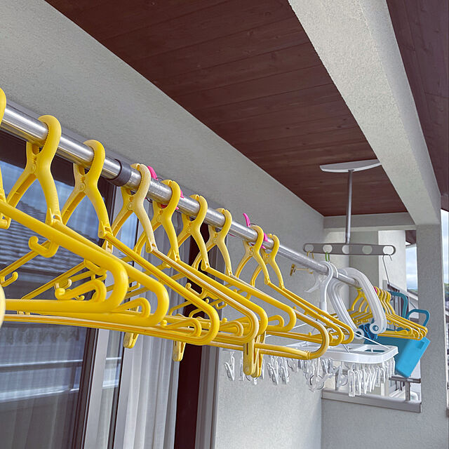 skhrの-【公式店】【リニューアル】Newジーンズハンガージーンズをしっかり固定＆乾きやすく！ 幸福の黄色いハンガー ジーンズ 2本組 ハンガー ジーンズ デニム ジーパン セーターの家具・インテリア写真