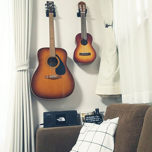 naomiの-ギター ハンガー 楽器 の 壁掛け に インテリア 簡単 取付 セット (1個)の家具・インテリア写真