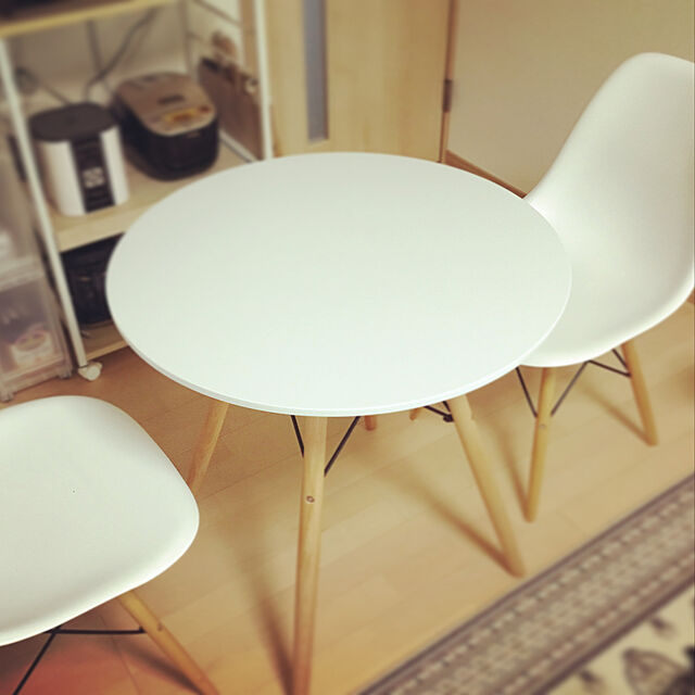 animallandのprobasto-丸テーブル Probasto カフェテーブル イームズ ダイニングテーブル 食卓 直径約70×高さ約73cm 円形丸型 カフェ テーブル 2人掛け 2人用 食卓テーブル 北欧 無垢 木製（ホワイト）の家具・インテリア写真