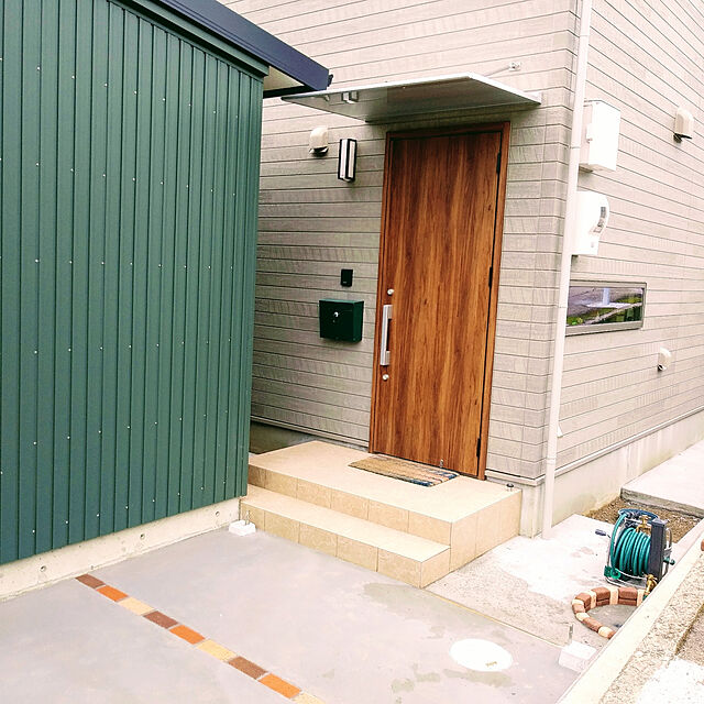 RAMIEのヤマソロ-ヤマソロ ポスト 壁掛けポスト 壁付け 門柱 郵便受け 鍵付き 大型 角2 A4 サイズ対応 シンプル おしゃれ ミー 73-794 (グリーン)の家具・インテリア写真
