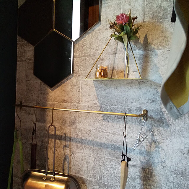 MaroのWEST VILLAGE TOKYO-PIKE ピケ ウォール ブラス ディスプレイシェルフ 壁掛け (トライアングル) 真鍮 ウォールシェルフ ディスプレイラック おしゃれ 飾り棚 スリム ウォールラック インテリアの家具・インテリア写真