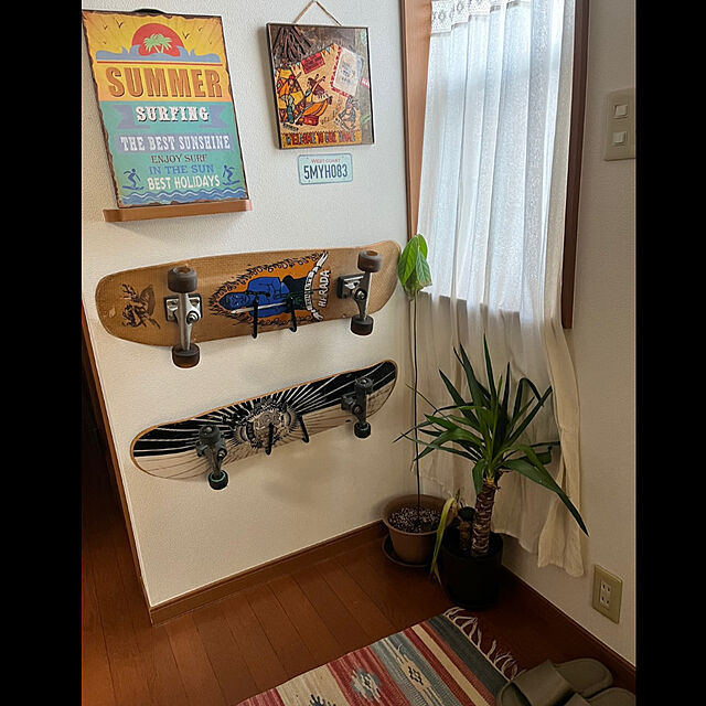 MahのSkateboard Wall Hanger-AUXPhome (オックスフォーム) スケートボード 壁掛けハンガー 壁収納 クリップ スケートボード ウォールラック ウォールマウント - 全種 スケートボード用 ロングボード用 収納 ディスプレイに おしゃれ | シンプル 調節式デザイン 取り付け簡単の家具・インテリア写真