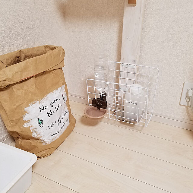 t-famの-ペット 給水器 リッチェル ウォーターディッシュ ボトル付 ブラウン S ( 水飲み ウォーターノズル 犬 猫 )の家具・インテリア写真