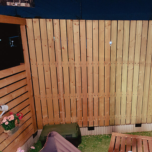 a-miの-人工木 ラティス 60角 ポスト 1200 ブラウン・ベージュ ラティス フェンス 支柱 設置   DIY 部品 庭 塀 ガーデニング 目隠し 柵の家具・インテリア写真