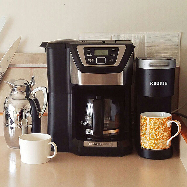 airaの-Keurig K-Mini Plus Single Serve K-Cup Pod Coffee Maker, with 6 to 12oz Brew Size, Stores up to 9 K-Cup Pods, Travel Mug Friendly, Matte Black 141［並行輸入］の家具・インテリア写真