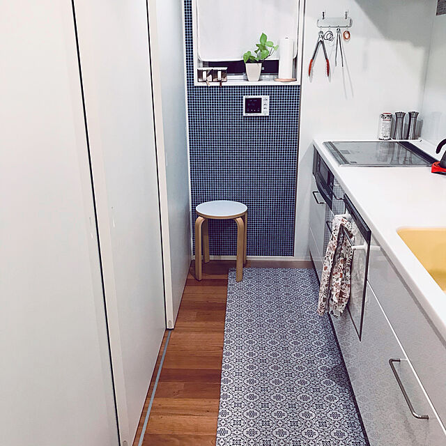 maroのニトリ-お手入れ簡単 水拭きできる キッチン用クッションフロアマット ワイドサイズ(タイル BL 60X180) の家具・インテリア写真