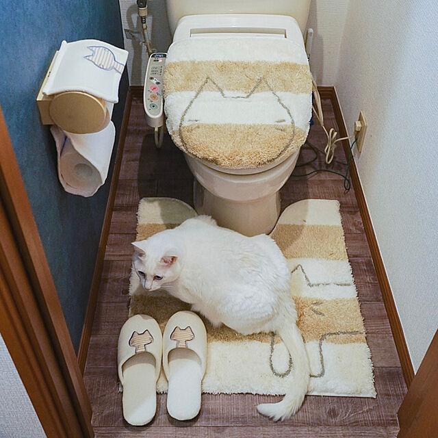 yuiiiのオカ-うちねこ フタカバー ドレニモタイプ(洗浄暖房型 普通型兼用) トイレ フタカバー 吸着タイプ 貼る 普通便座 おしゃれ ふかふか 北欧 洗える ホテル トイレタリー ネコ 猫 ねこ しましま ボーダー かわいい キャラクター オカの家具・インテリア写真