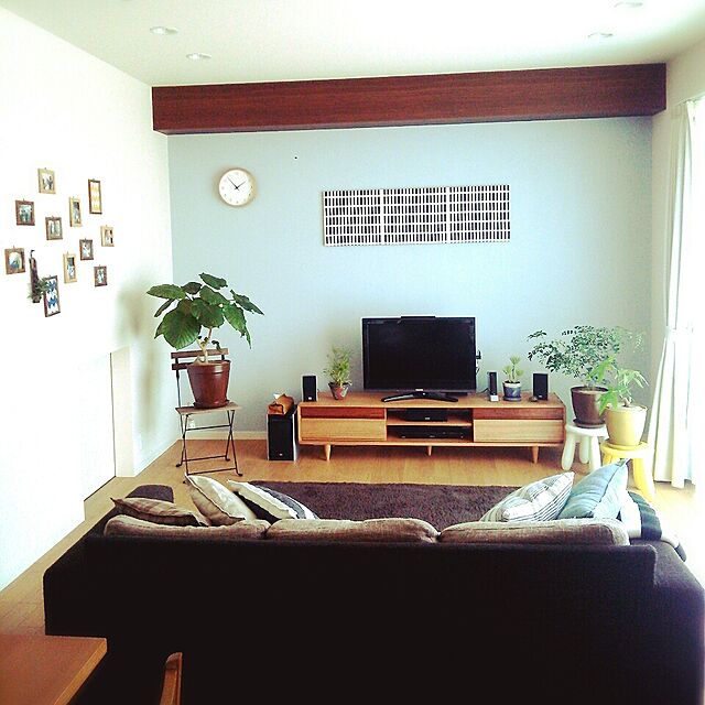 tokoの-テレビボード 幅180cm ナチュラル テレビ台 角に丸みのあるデザイン ローボード タモ材 ウォールナット材 ツートンカラー 木製の家具・インテリア写真