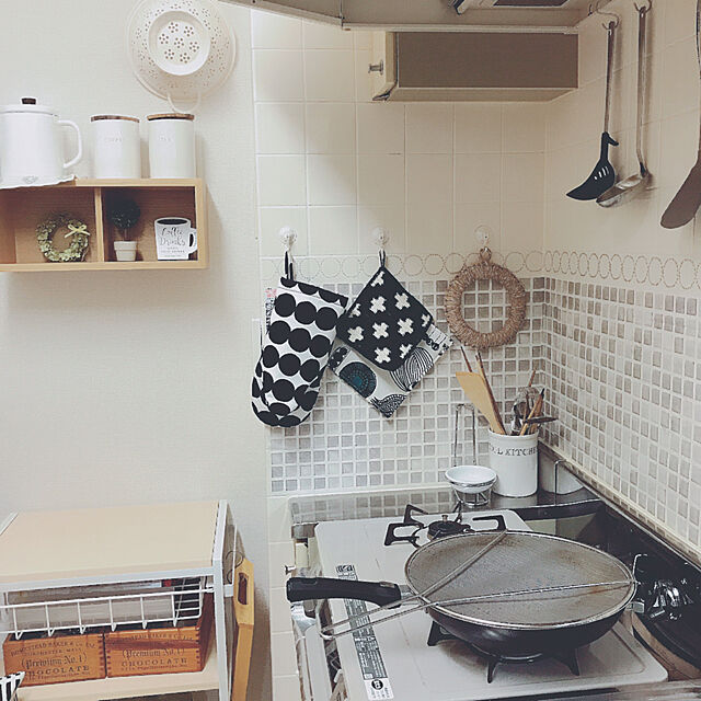 sakuraの-マリメッコ オーブンミトン 北欧　鍋つかみ 片手用　おしゃれ　ホワイト系ブラックの家具・インテリア写真