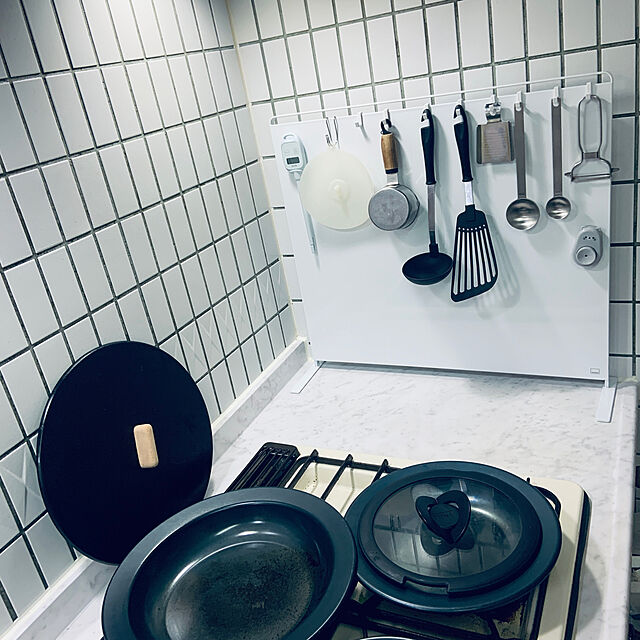 hanamameの山崎実業-山崎実業(Yamazaki) キッチン 自立式 スチールパネル 縦型 ホワイト 約W56XD14XH51.5cm タワー 浮かせる収納 簡単取り付け 5124の家具・インテリア写真