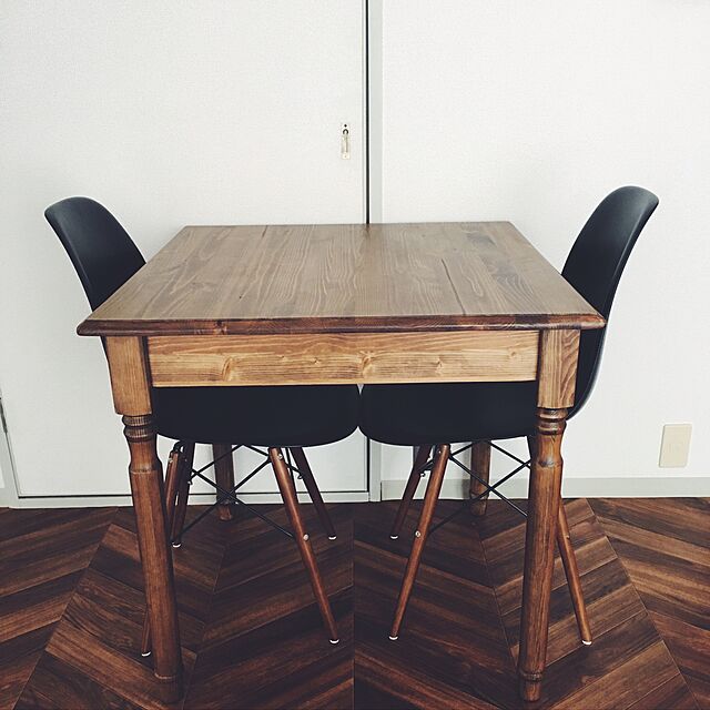 miiiiiiのarne-arne カフェテーブル 2人用 アンティーク調 ダイニングテーブル arc 75T 幅75cm 天然木製 引出し付き 正方形 角型の家具・インテリア写真