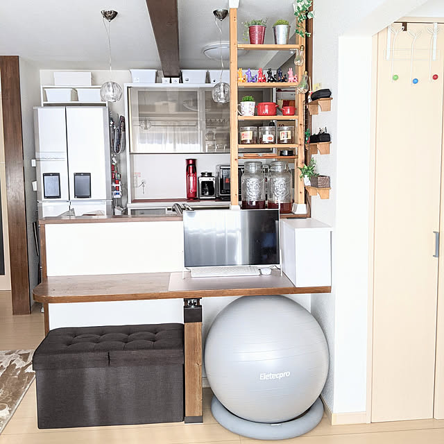 写真付きレビュー コンセントカバー おしゃれ コンパクト 薄型 コンセントガード 充電ステーション いたずら防止 隠す コンセント 配線 ケーブル ケーブルボックス 隠し 収納 ペット 防止 コード 噛む 充電スタンド ナイトテーブル 収納 コードケース 白 サイドテーブル
