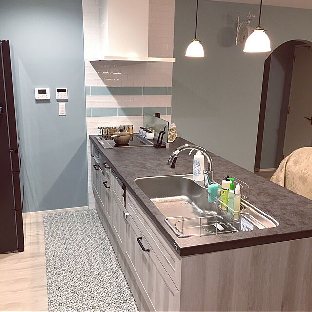 victorianのニトリ-お手入れ簡単 水拭きできる キッチン用クッションフロアマット ワイドサイズ(タイル BL 60X220) の家具・インテリア写真