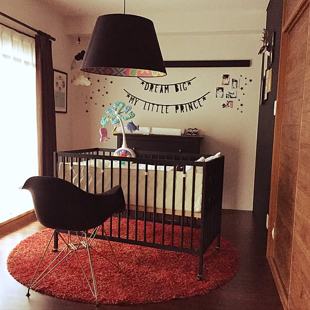 mochiのシステムK-不朽の名作 イームズチェアDAR スチール脚アームシェルチェア(肘掛け一体型)デザイナーズ CharlesRay Eames 曲線美座面 体を包み込むデザイン エッフェルベース オシャレな癒し椅子 (ブラック色)の家具・インテリア写真