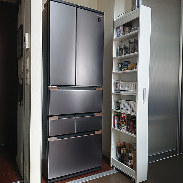 kuroのシャープ-シャープ 冷蔵庫 SJ-MF46H-H ダークメタル　観音開き　内容量：457リットルの家具・インテリア写真