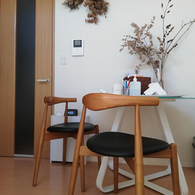 mmssのWill-Limited.-Arc Chair（アークチェア） 木製 エルボーレスト（肘置き）付き ダイニングチェア | 北米産ホワイトアッシュ材使用 北欧 ナチュラル ブラウン 木 肘掛 アームレスト シンプル 茶色 おしゃれの家具・インテリア写真
