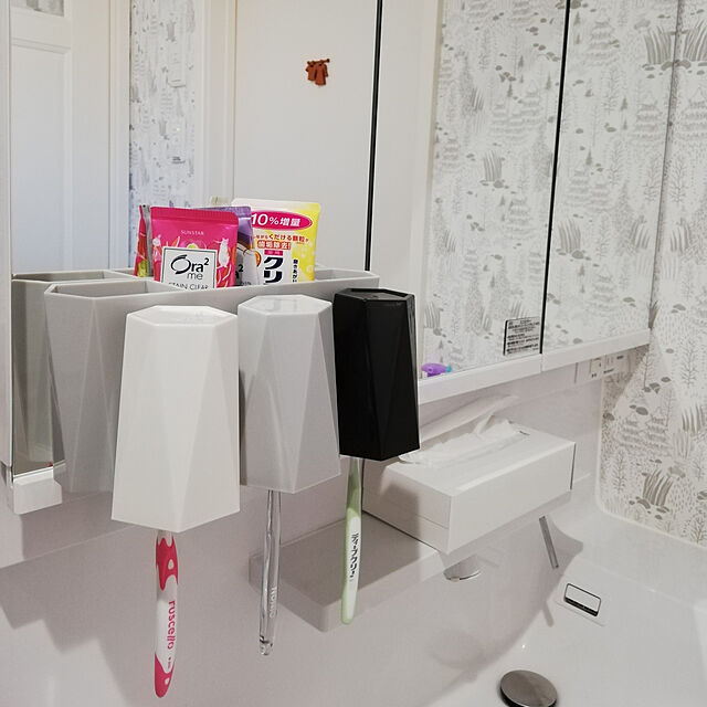 fumitanのOUNONA-歯ブラシスタンド 吸盤 コップ3個付き 歯ブラシホルダー 壁掛け 防塵 家族用 お風呂 洗面所 収納（グレーホワイトピンク）の家具・インテリア写真
