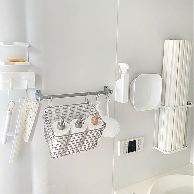 riririの山崎実業-山崎実業(Yamazaki) マグネットバスルーム折り畳み風呂蓋ホルダー タワー ホワイト 約25X12.5X34cm タワー 水切れが良い シャッター式タイプも収納可 4860の家具・インテリア写真