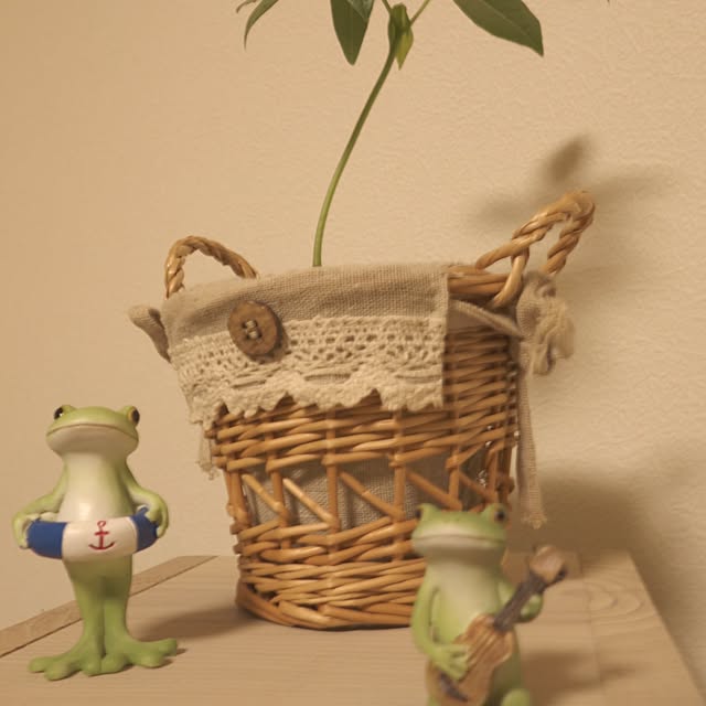 masakoの-コポー ウクレレを弾くカエル 置物 小物 オブジェ カエルの家具・インテリア写真