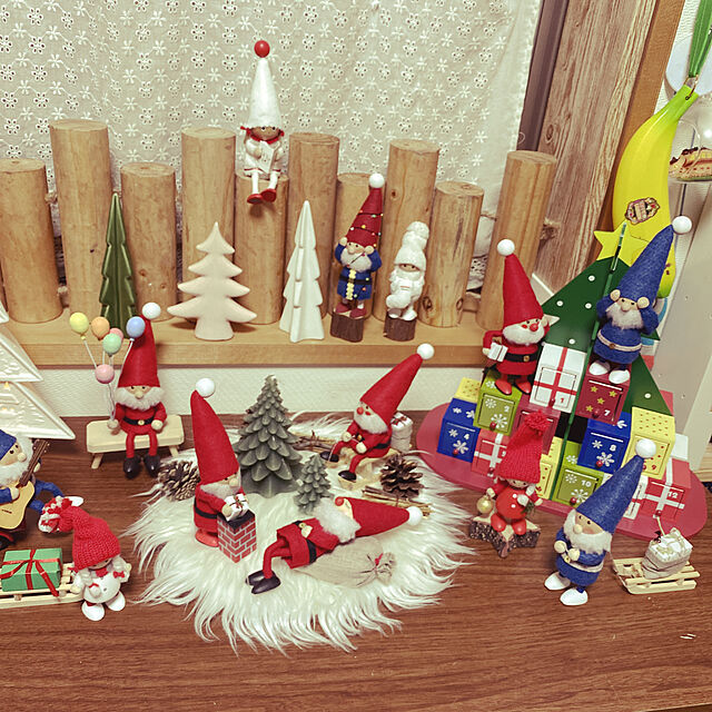 Tomomiの-NORDIKA nisse ノルディカ ニッセ クリスマス 木製人形（プレゼントをひいたコートの女の子／ホワイト／NRD120111) 【北欧雑貨】の家具・インテリア写真