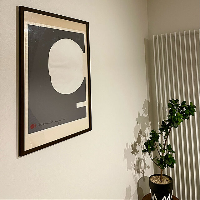 genki8080のアートプリントジャパン-イサム・ノグチ：1AG 丸 グレー フレーム付ポスターの家具・インテリア写真