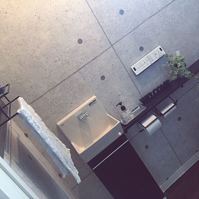 mikanの-タオル掛け付きアイアンシェルフ８　　タオルハンガー シェルフ付き 棚付 木 壁 黒の家具・インテリア写真
