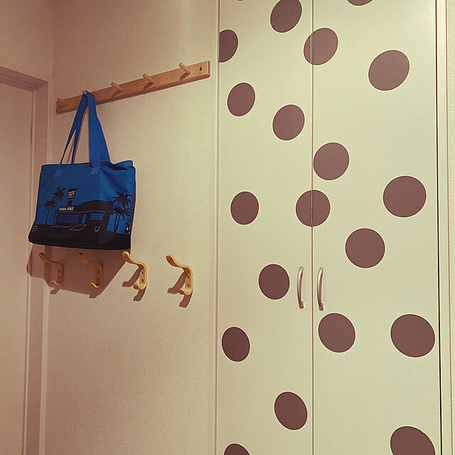 saoringo1214のMDW-YOYAI 木製フック ウォールフック 壁掛けフック ウォールハンガー タオルハンガー 洋服掛け 帽子掛け 装飾的な壁フック 簡単なインストール 4個入れ (黒クルミ)の家具・インテリア写真