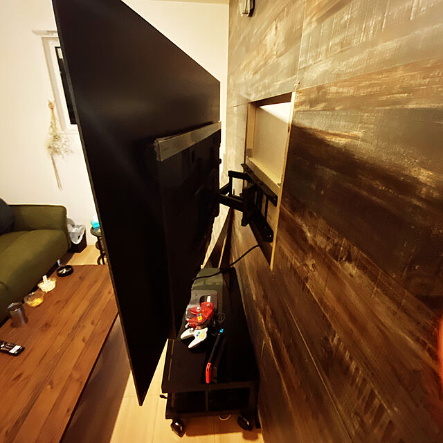 kanrininのEONO-[Amazonブランド] Eono(イオーノ) テレビ壁掛け金具 42-70インチ 大型 アーム式 壁掛けテレビ 金具 耐荷重45.5kg LCD LED 液晶テレビ用 フルモーションアーム式 多角度調節可能 前後左右上下可動 VESA600x400mmの家具・インテリア写真