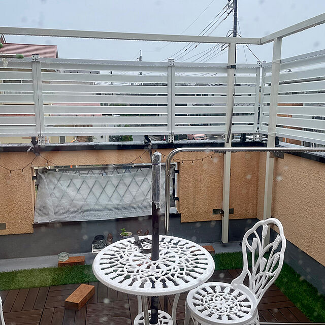 Ma-saのNOE-アルミ製 ガーデンテーブルセット エレガント アンティーク調 組立式 ガーデンテーブル＆チェア 3点セット (ホワイト)の家具・インテリア写真
