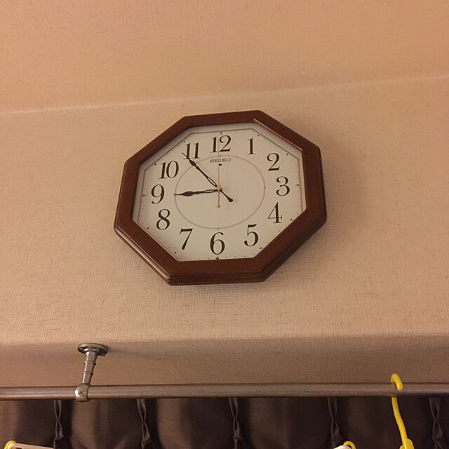 michicoのノーブランド-セイコークロック(Seiko Clock) 掛け時計 電波 アナログ 八角型 木枠 茶 木地 KX389Bの家具・インテリア写真