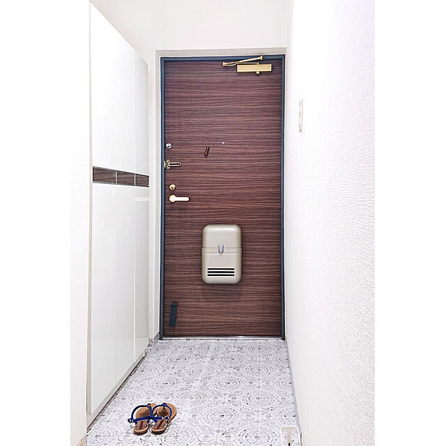 Ruの-貼ってはがせる床のリメイクシート「Hatte me Floor(ハッテミーフロア)」フロア アンティークタイル柄　ブラック FL-ATHO-03（65cm×1m）の家具・インテリア写真