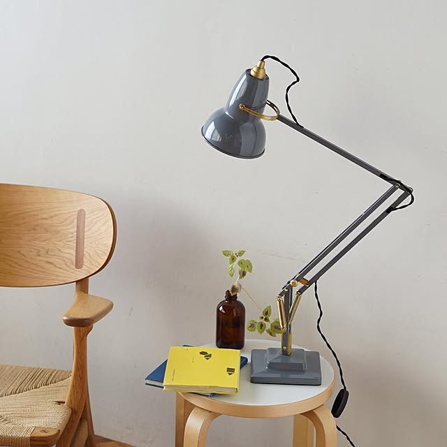 kinaruの-【在庫有】アングルポイズ(ANGLEPOISE) オリジナル1227 ブラス エレファントグレー 【 デスクライト デスクランプ テーブルランプ ORIGINAL 1227 Brass】の家具・インテリア写真