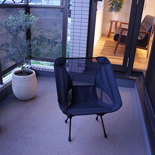 MoriyaのHELINOX-Helinox ヘリノックス Tactical Chair L (Black) タクティカルチェア L ブラック [10060] アウトドア コンパクト キャンプ 椅子 軽量 折りたたみ 黒 並行輸入の家具・インテリア写真