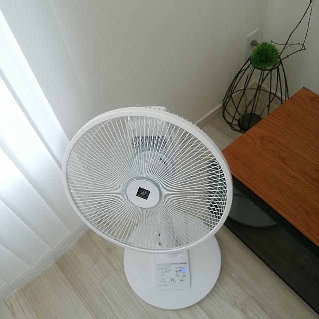 mikakoteのシャープ-シャープ プラズマクラスター扇風機 空気浄化・消臭 風量3段階(リズム風あり) リモコン付き ホワイト PJ-F3AS-Wの家具・インテリア写真
