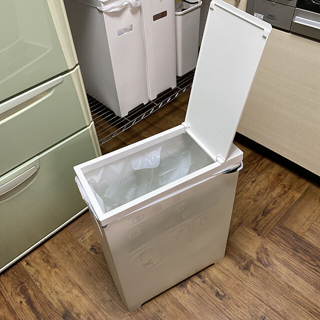 nonoponのtower-スリム蓋付きゴミ箱 (3個組)  SLIM 45L TRASH CAN WITH LID 45リットル/ゴミ箱/ごみ箱の家具・インテリア写真
