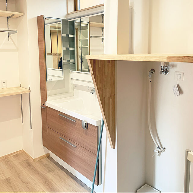 fuku-mimiの-LIXIL 洗面化粧台 エルシィ [L.C.]：フルスライドタイプ 間口1180mm 3面鏡の家具・インテリア写真