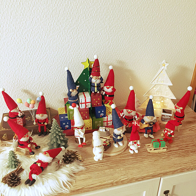 Tomomiの-NORDIKA nisse ノルディカ ニッセ クリスマス 木製人形（プレゼントをひいたコートの女の子／ホワイト／NRD120111) 【北欧雑貨】の家具・インテリア写真