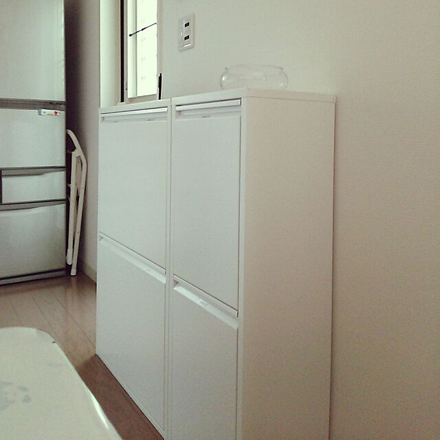 Pe-peの-2リサイクルビン　ホワイト アルミ （開閉式 スリム ダストボックス 資源ごみ ゴミ箱 2分別 リサイクル キッチン 収納 分別）の家具・インテリア写真